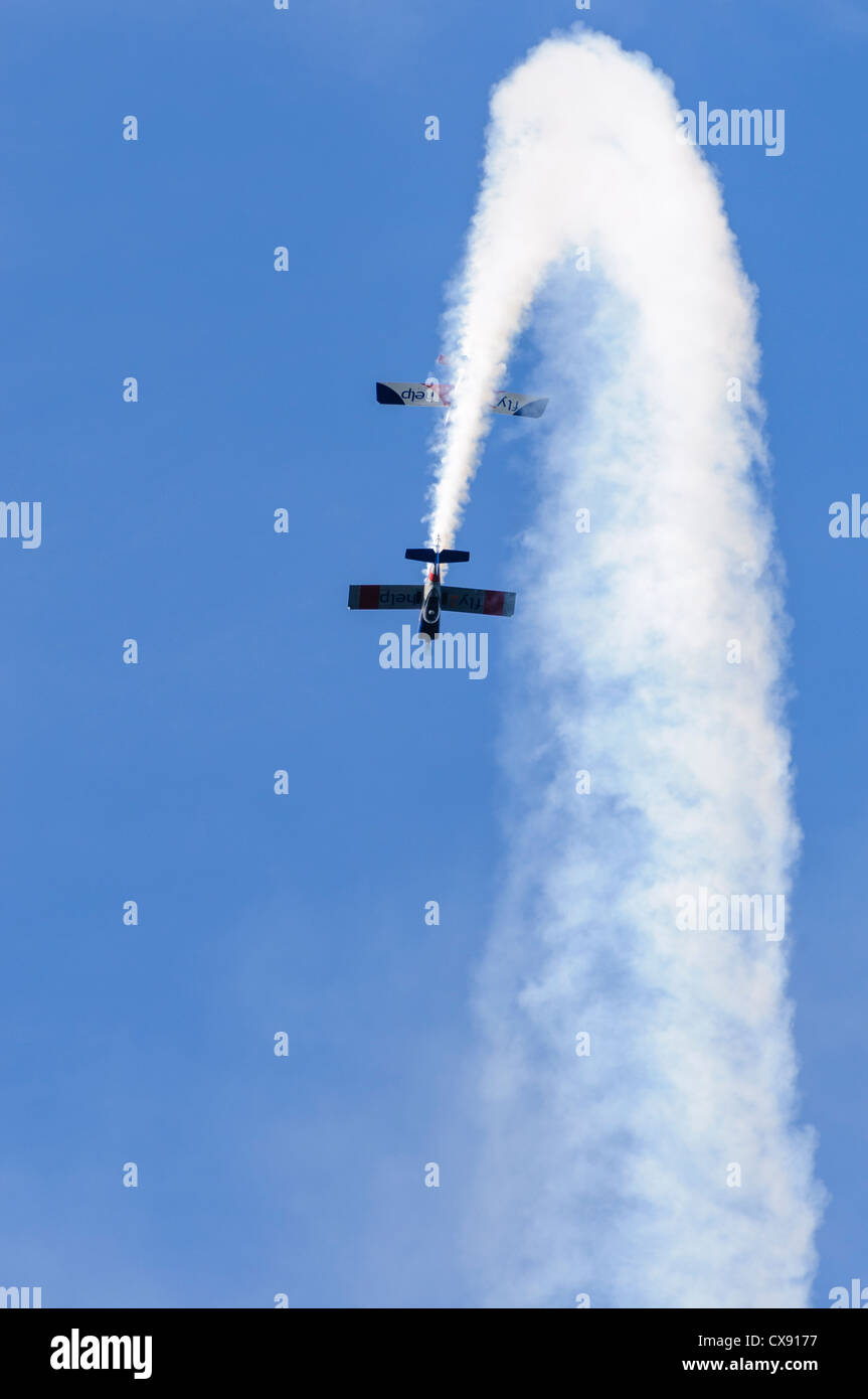 Zwei RV-8 Flugzeuge (G-RVMZ G-LEXY) und darstellende Akrobatik als 'RV8tors' mit Rauchfahne Stockfoto