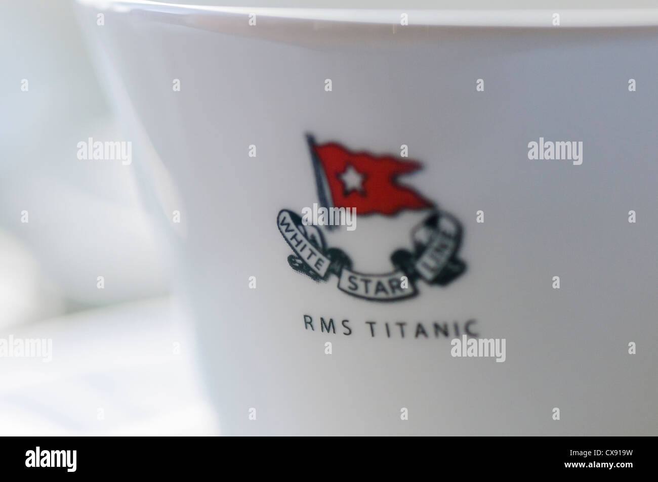 White Star Line Teetassen mit "RMS Titanic', im Einsatz bei Titanic Belfast Stockfoto