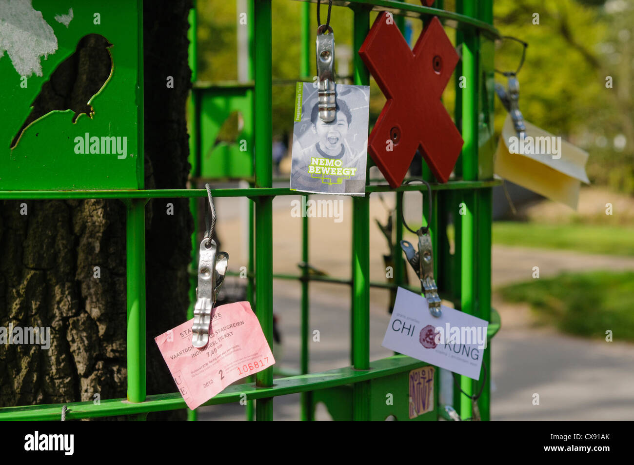 Nachrichten an den Käfig um einen Baum im Vondelpark Amsterdam befestigt Stockfoto