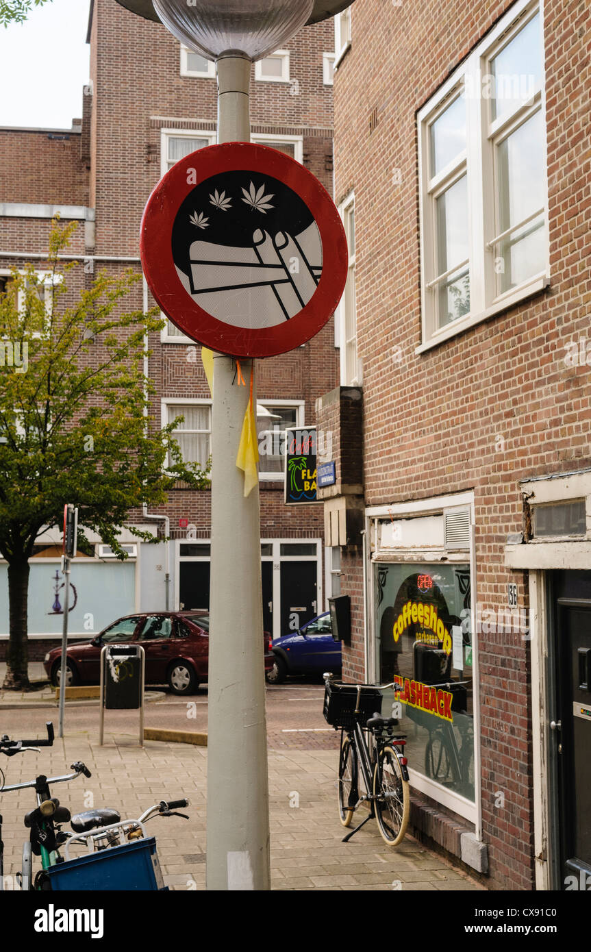 Anmelden Amsterdam Warnung gegen das Rauchen von Cannabis in der Öffentlichkeit neben Coffeeshop Flashback, die verkauft rechtliche Marihuana Stockfoto