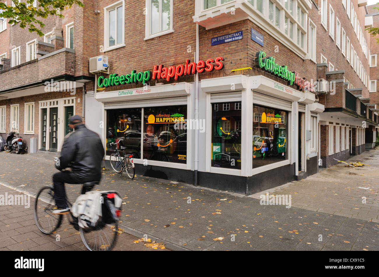Radfahrer übergibt Coffeeshop Glück, Amsterdam Stockfoto