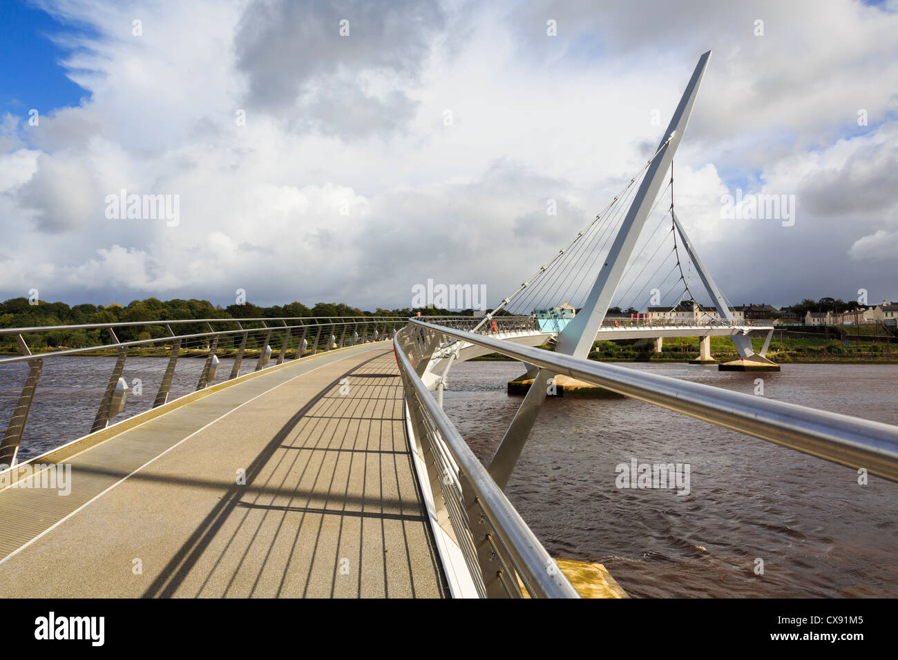 Friedensbrücke über River Foyle aus Westen, ehemalige Kaserne der Ebrington auf der Ostseite von Derry, Co Londonderry, Nordirland, Vereinigtes Königreich Stockfoto