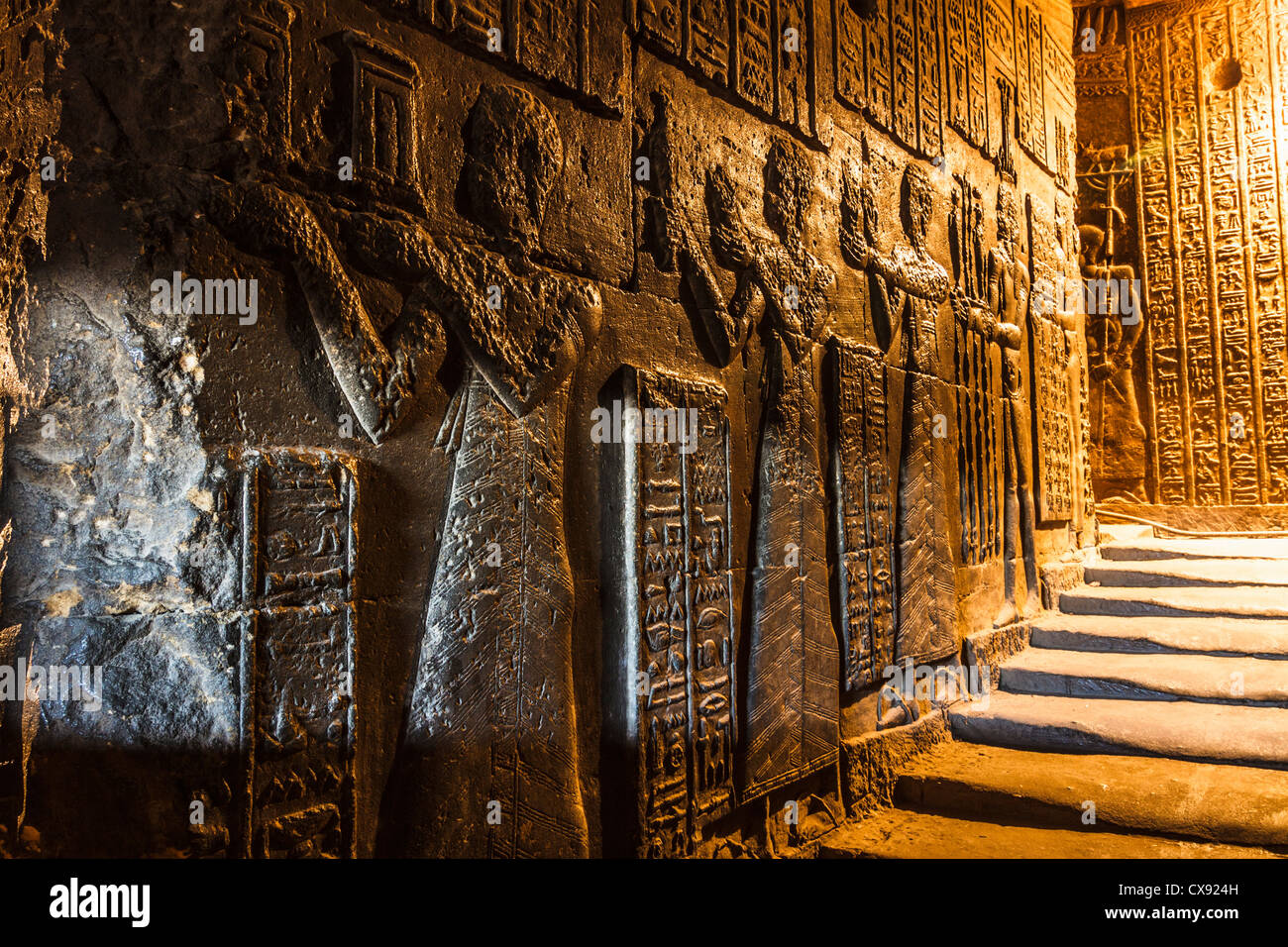 Reliefs am eine innere Treppe am Tempel der Hathor in Dendera. Qena, Ägypten. Stockfoto