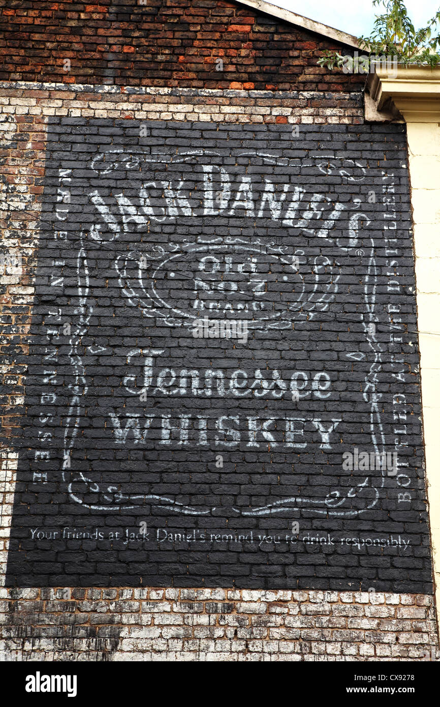 Bemalte Jack Daniels Anzeige an Außenwand in Liverpool UK Stockfoto