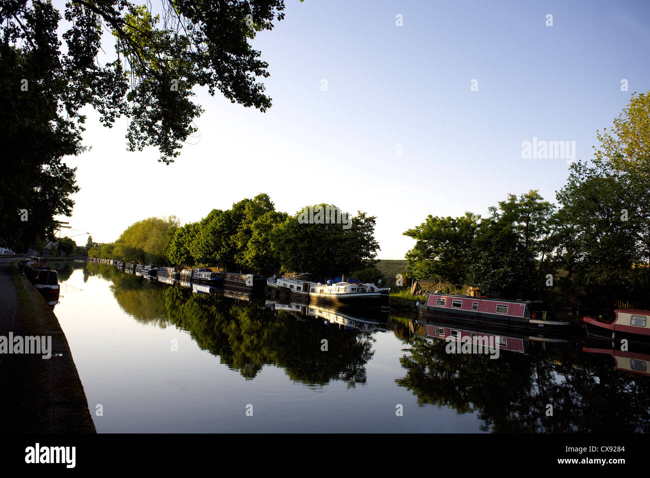 Boote auf dem Fluss Lee (oder Lea), Lee Valley, London, England, UK, schmal, Boot, Boote, Bootfahren, Narrowboat, Narrowboats, Großbritannien Stockfoto