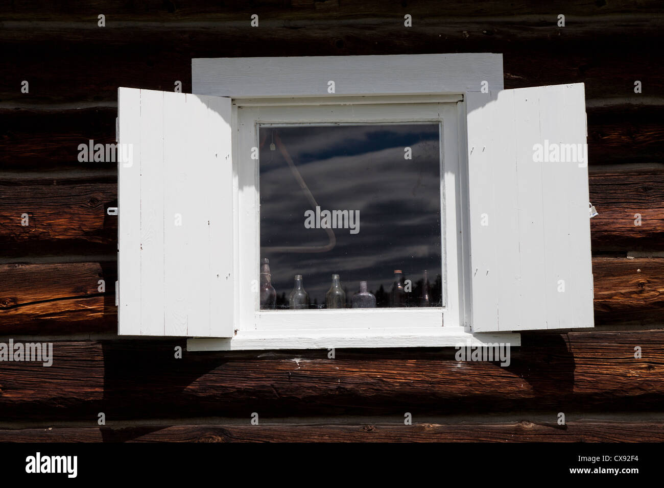 Holz-Wand und weiße Fenster Nahaufnahme für Hintergrund Stockfoto