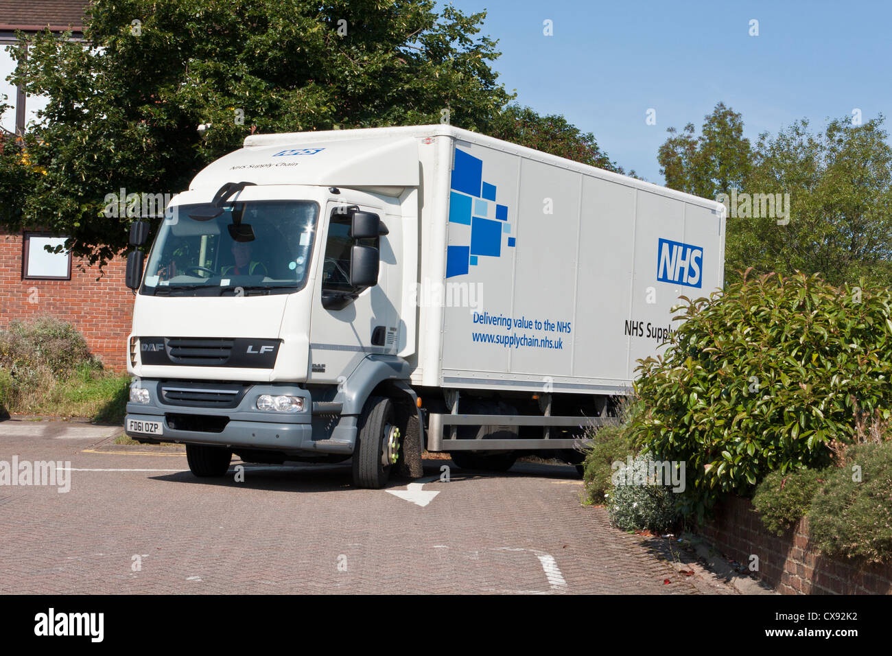 Ein Versorgungsfahrzeug verlässt eine GP-Operation nach einer Lieferung. Teil der NHS - National Health Service - Supply Chain. Stockfoto
