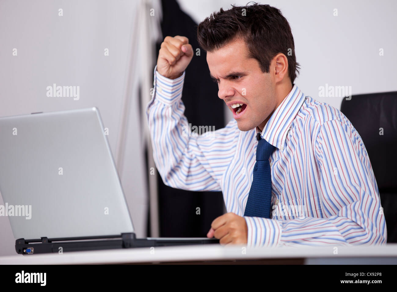 Bereit, seinen Laptop zu zertrümmern wütend Geschäftsmann Stockfoto