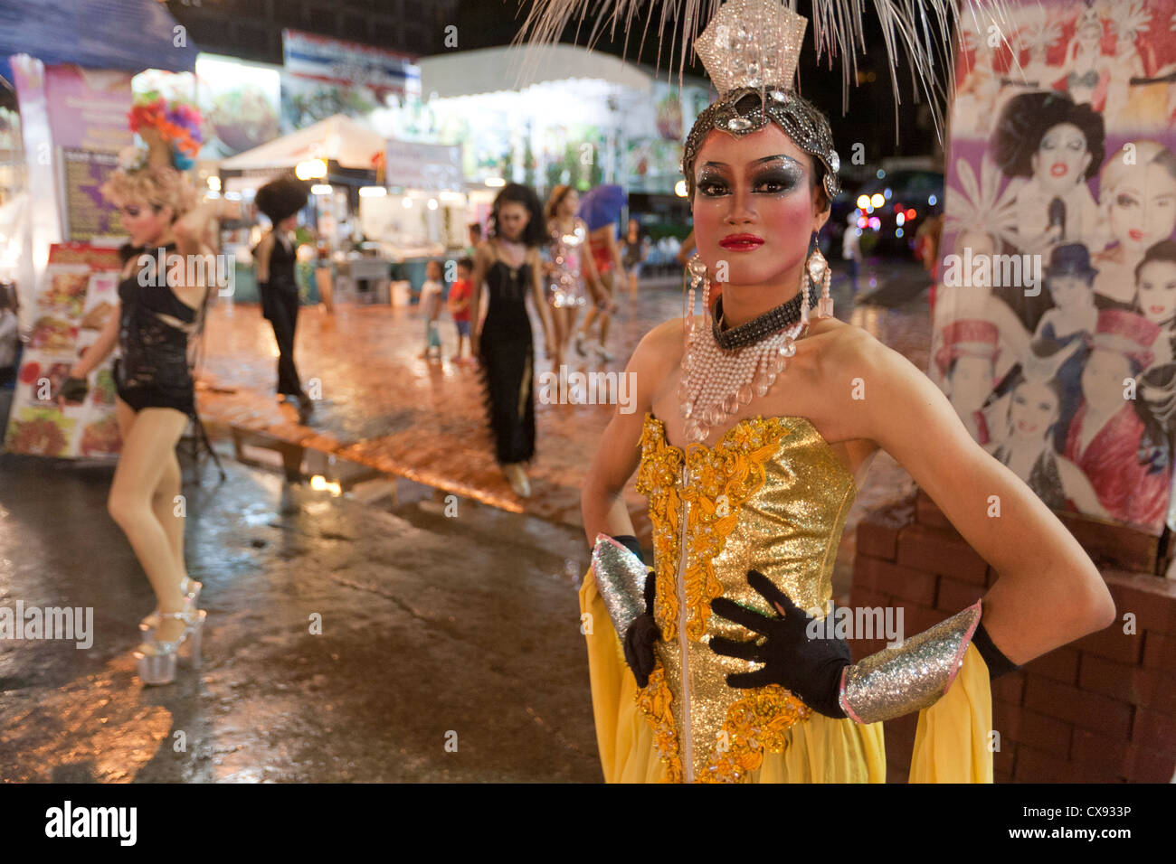 Ladyboy in der Straße vor einem Kabarett Chiangmai Thailand Stockfoto