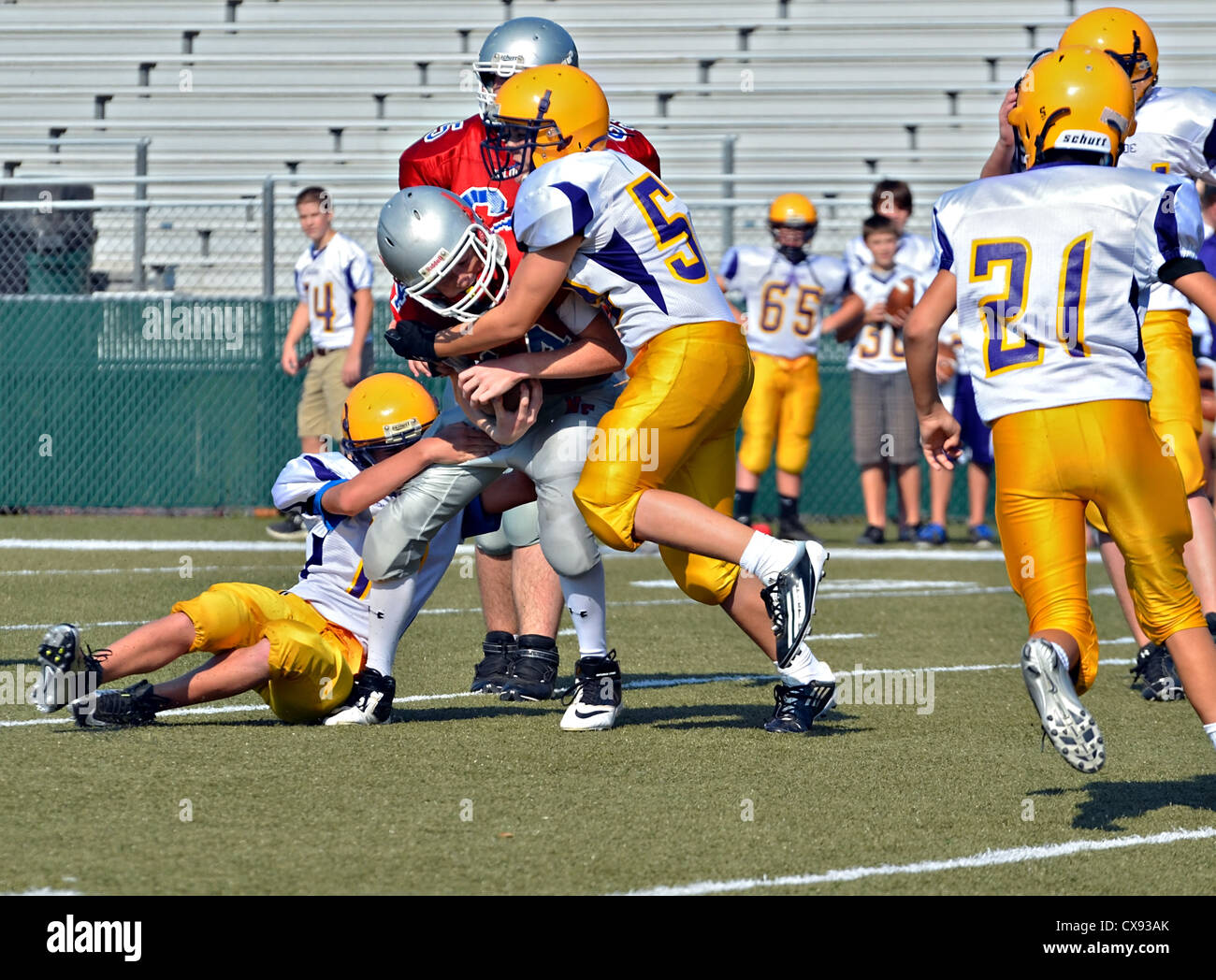 Ein Tackling während eines Fußballspiels der 7. Klasse jungen Spiel gemacht. Stockfoto