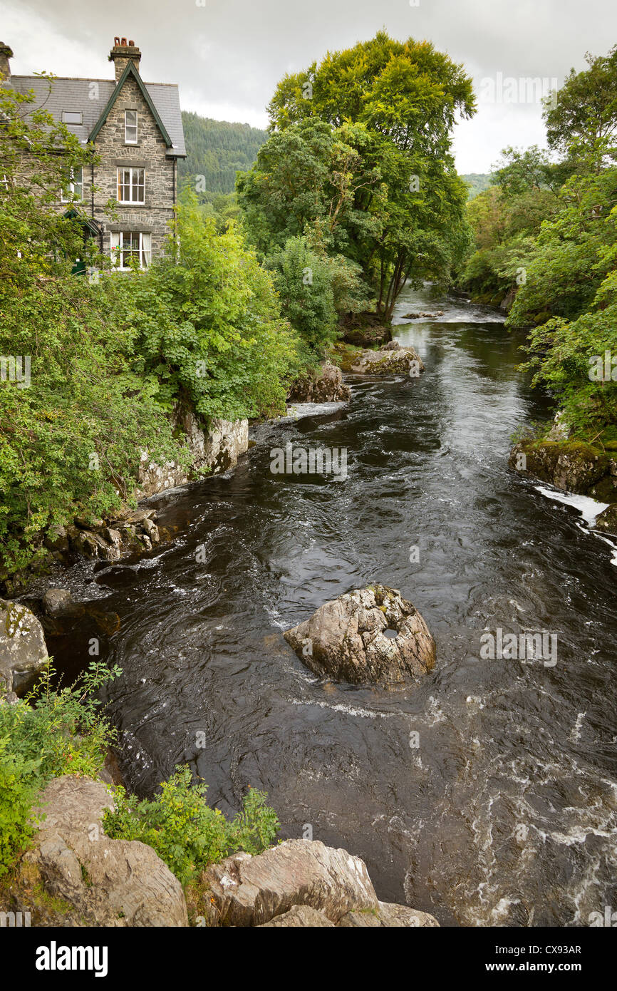 Betws-y-Coed, Wales, Blick von der Brücke Pont-y-Paar. Fluss Llugwy, Blick nach Osten. Stockfoto