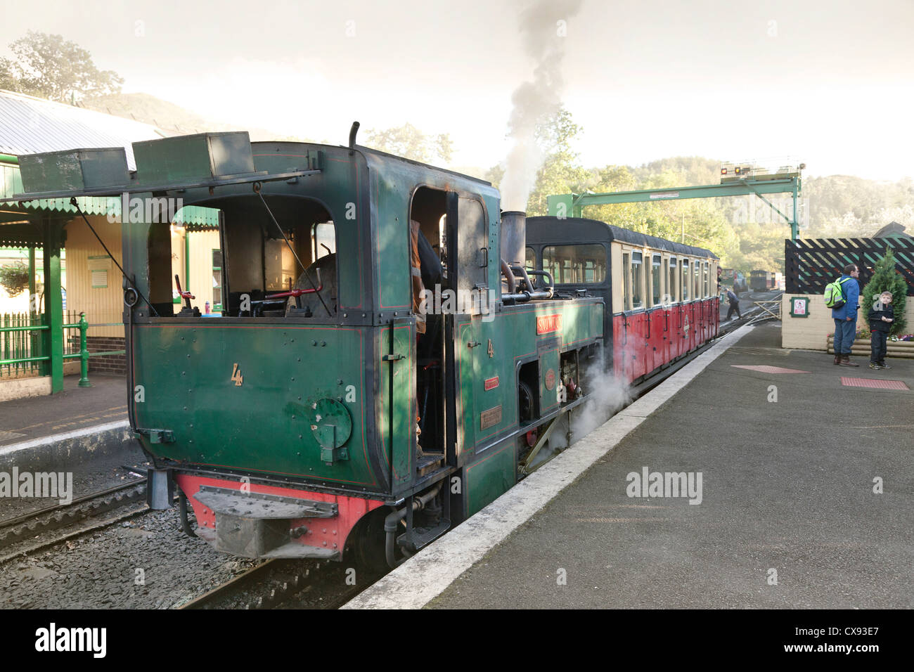 Snowdon Mountain Railway Dampflok am Llanberis Bahnhof warten. Stockfoto