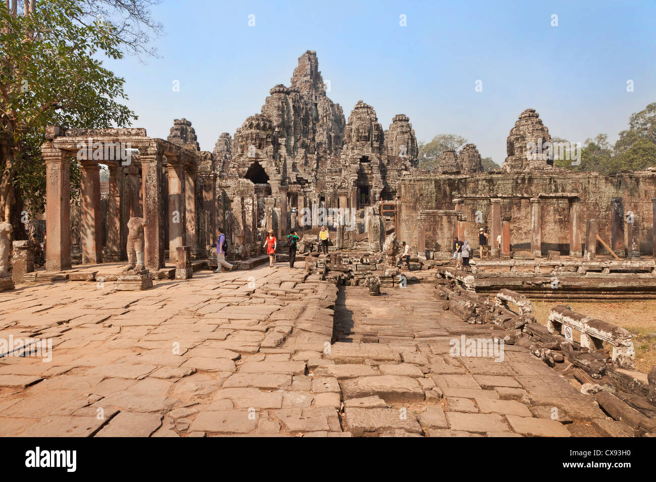 Angkor Tempel Details, Schnitzereien, Blöcke, Touristen. Stockfoto