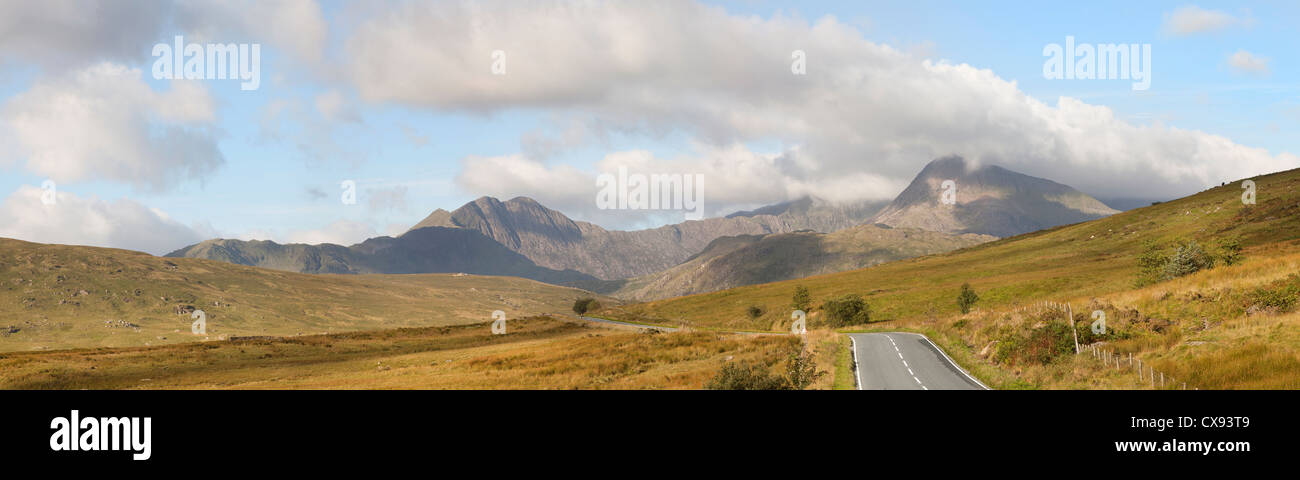 Zeigen Sie Capel Curig suchen West in Richtung Snowdon auf der A4086 Straße an Stockfoto