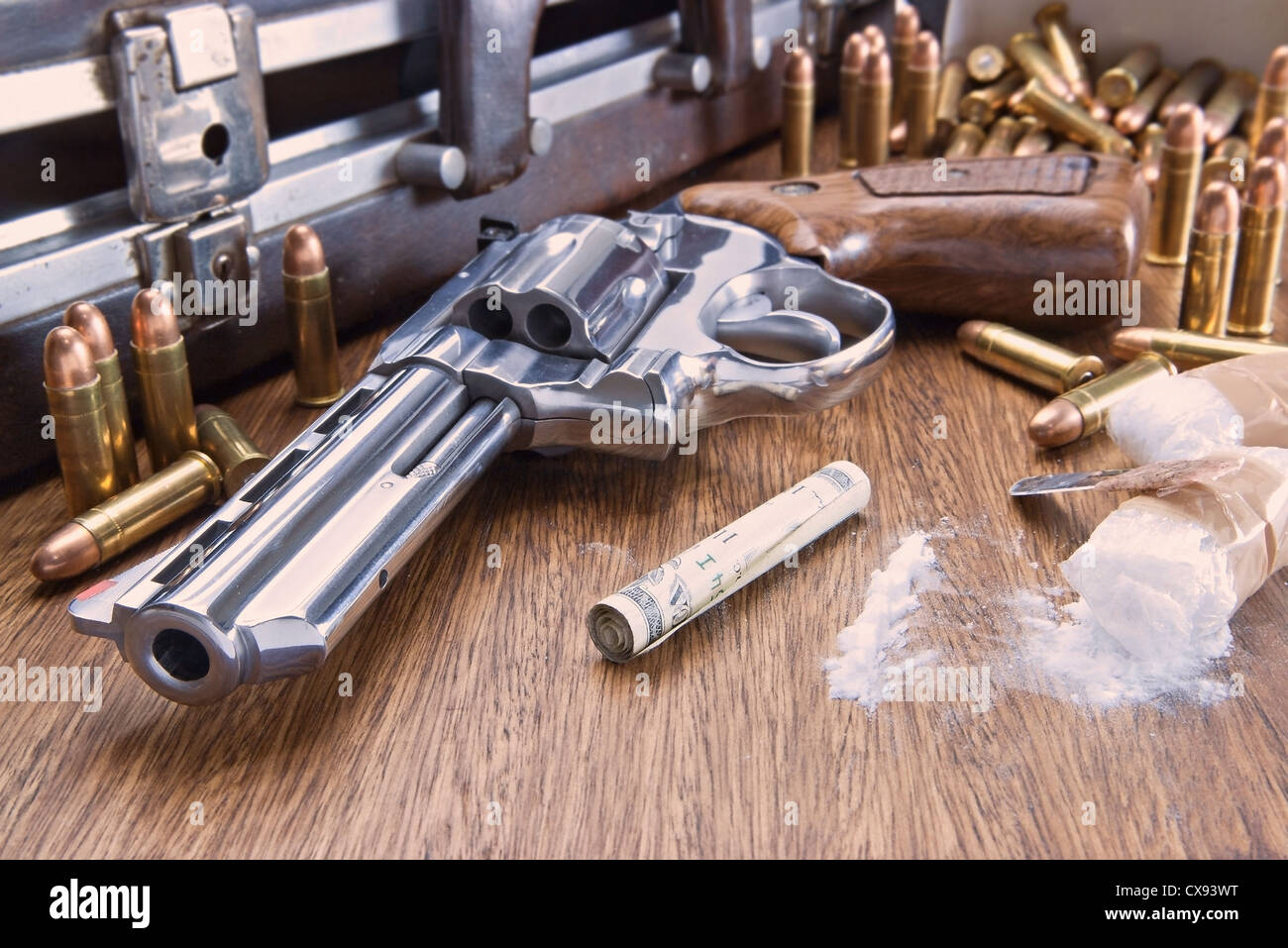 Bild-Konzept des Drogenhandels. Pistole, US-Dollar, Kugeln und Kokain auf dem Tisch. Stockfoto