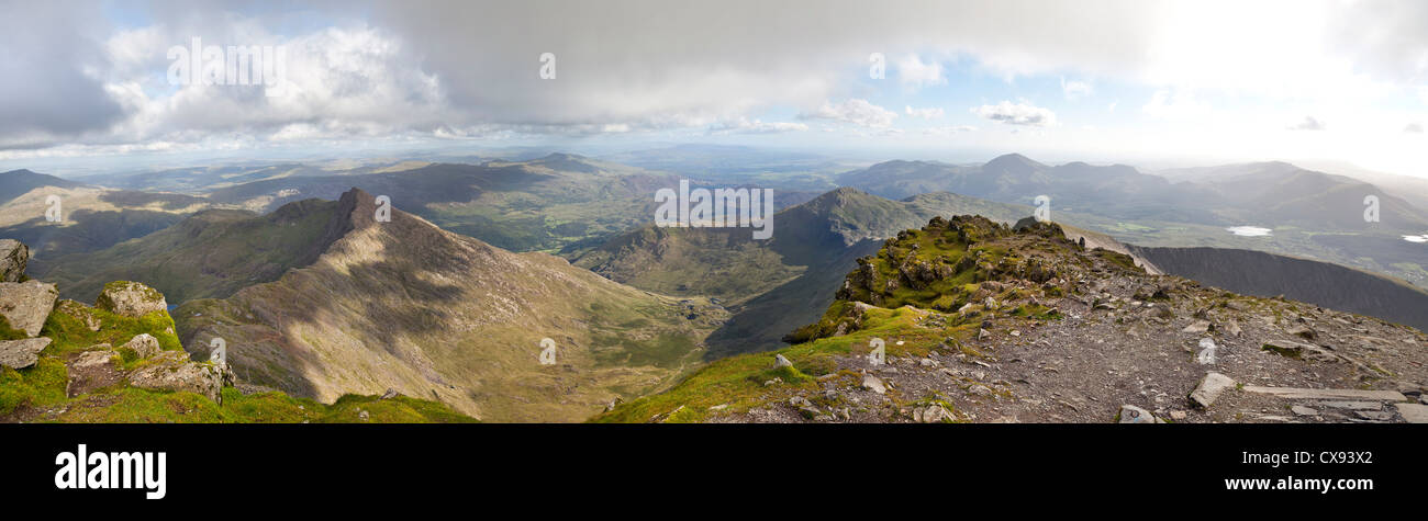 Panorama Blick nach Süd / Süd Westen vom Gipfel des Mount Snowdon, Snowdonia-Nationalpark, Wales, UK Stockfoto