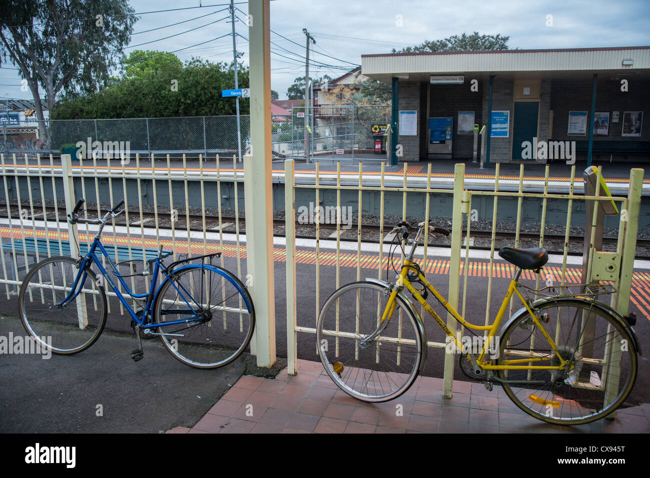 2 Fahrräder außerhalb Dennis Bahnhof in Melbourne city Stockfoto