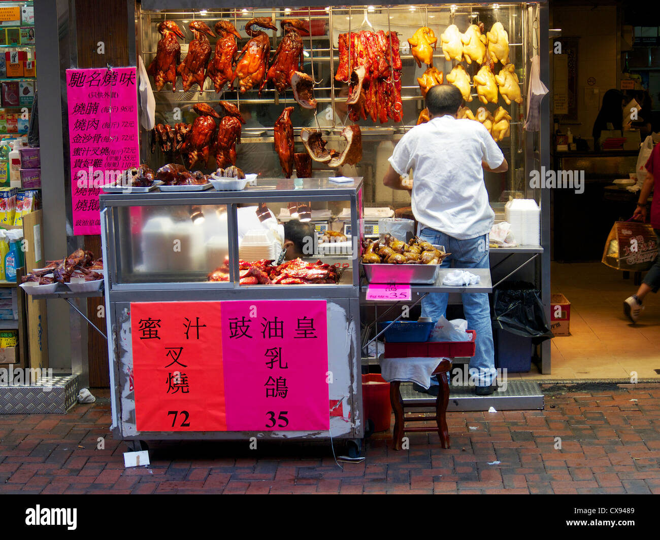 Lokales Restaurant mit typischen chinesischen Braten in der Nähe von Wan Chai Markt Stockfoto