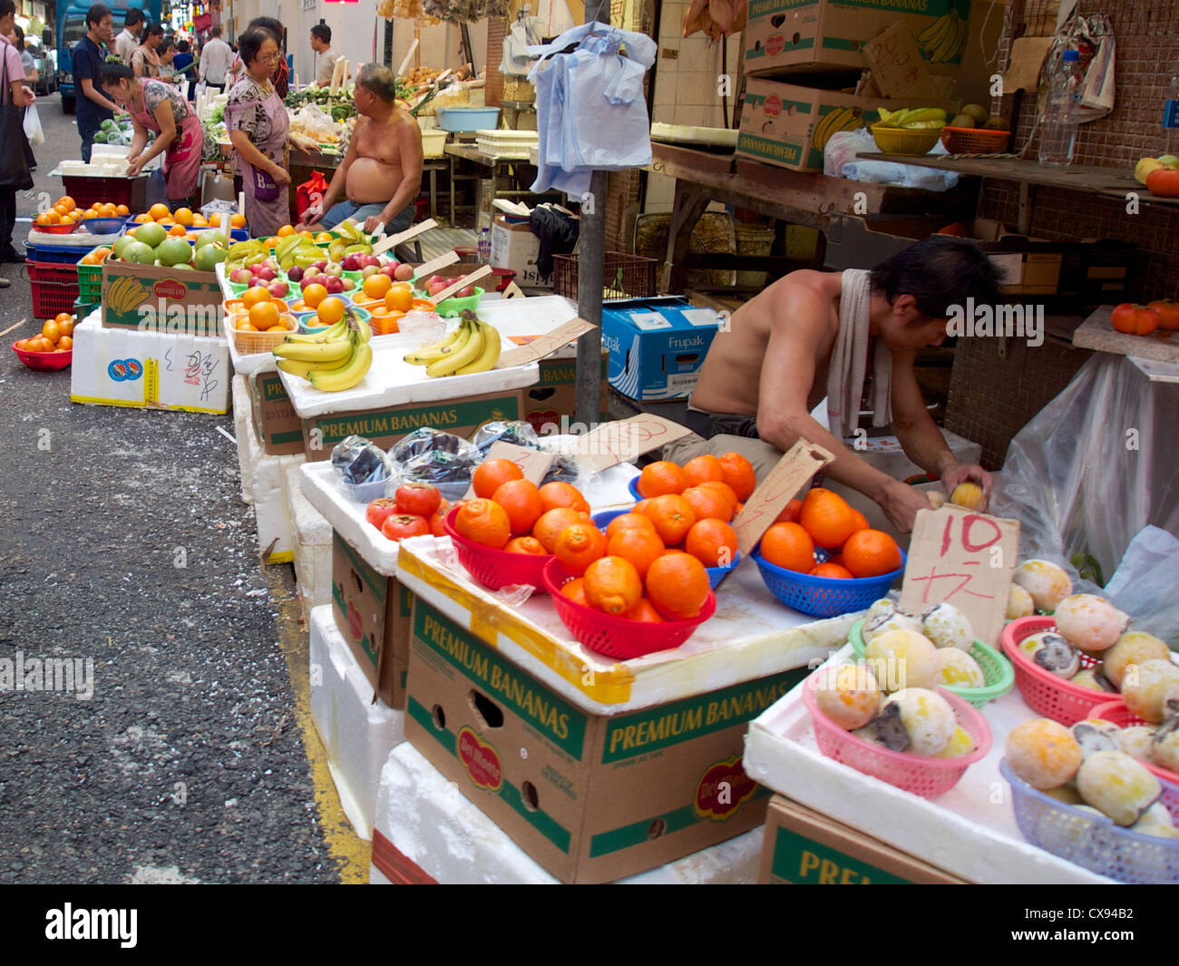 Besetzt wan chai Markt verkaufen Obst, Gemüse und Fisch Stockfoto