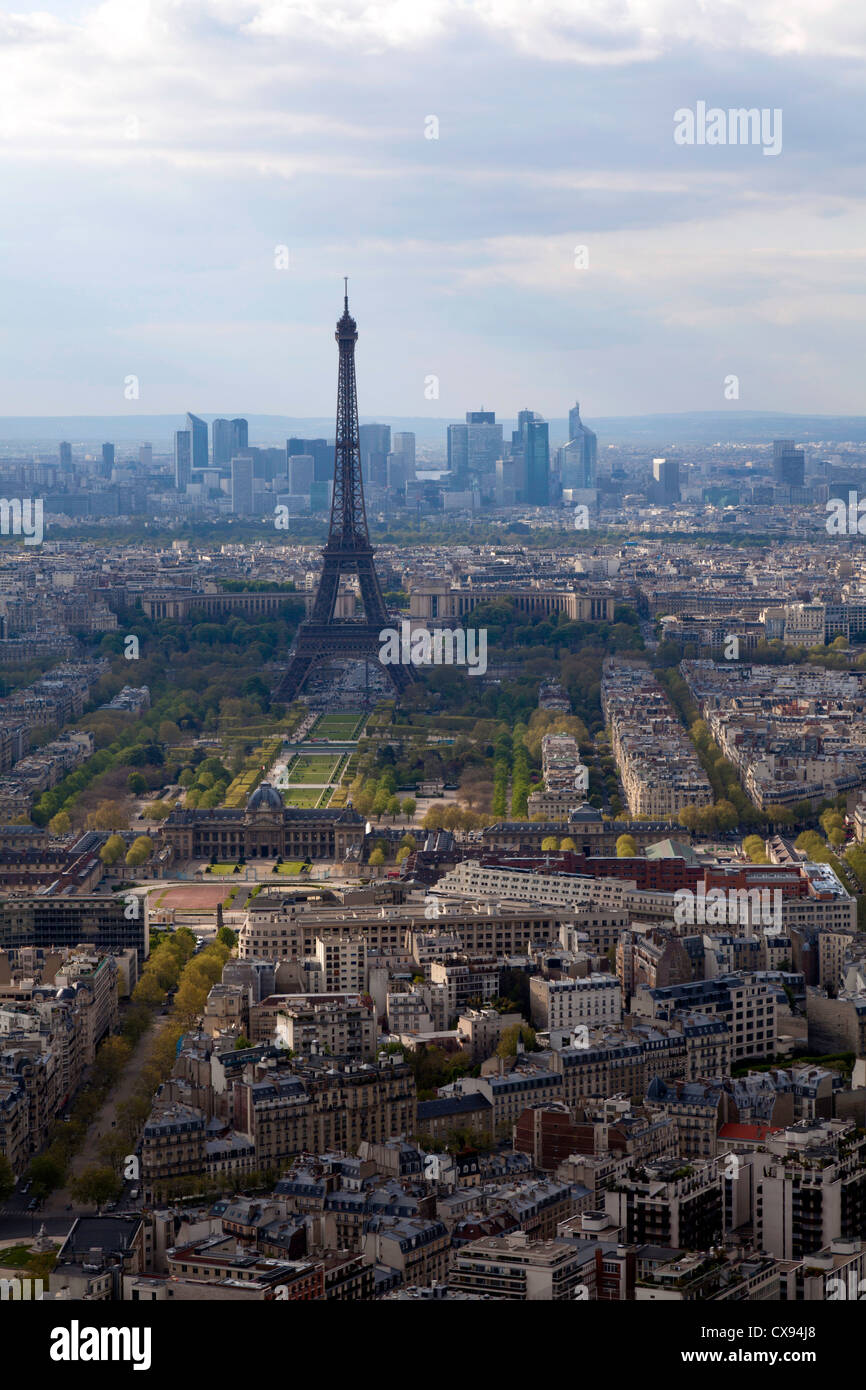 Blick auf dem Champ de Mars und dem Eiffelturm vom Tour Montparnasse, Paris, Frankreich Stockfoto