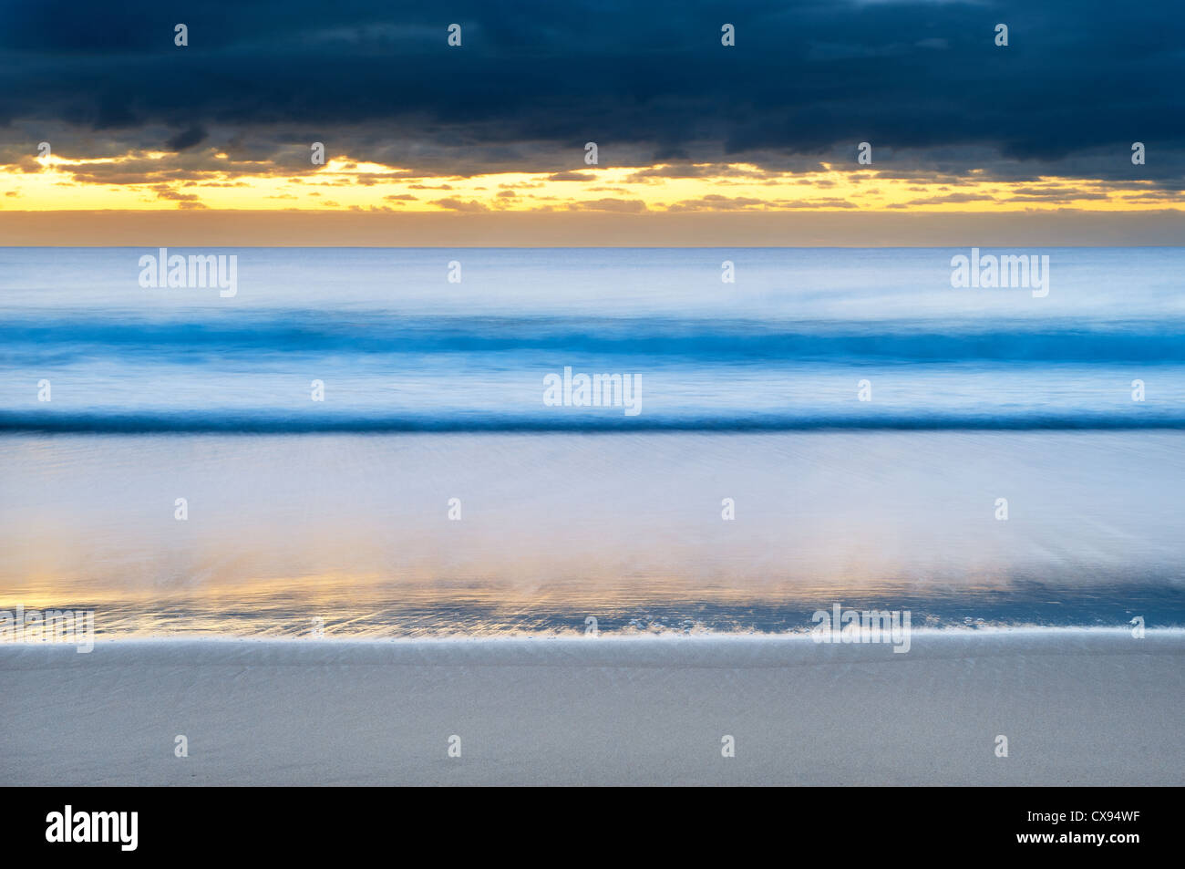Wolkiger Morgengrauen am Seven Mile Beach südlich von Sydney. Stockfoto