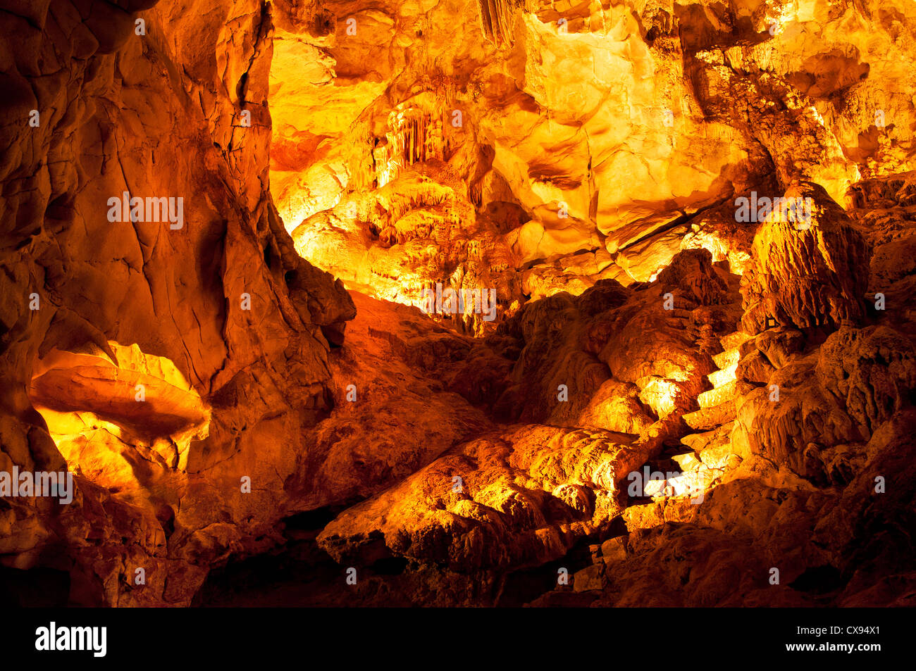 Steinstufen in Lucas Höhle, Bestandteil der Jenolan Caves. Stockfoto