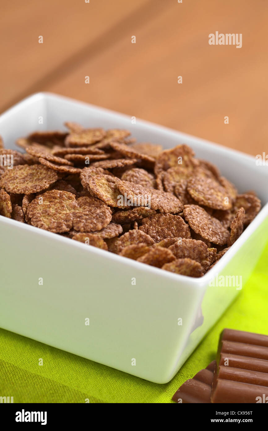 Schüssel Müsli Schoko Cornflakes mit Schokolade Bars auf der Seite (selektiven Fokus, Fokus in der Mitte das Getreide) Stockfoto