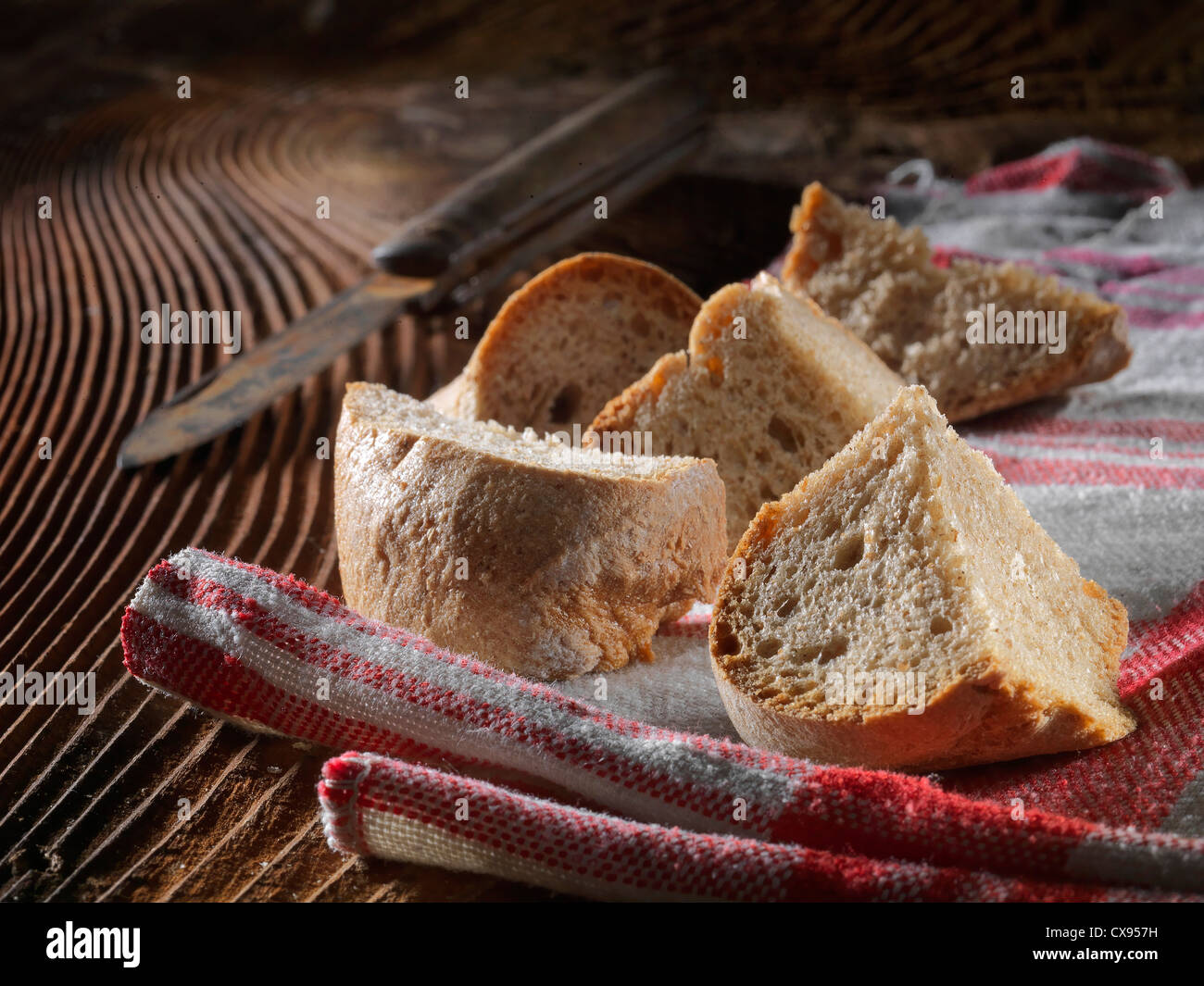 trockenes Brot auf rustikalen Textil auf Wodden Tisch Stockfoto