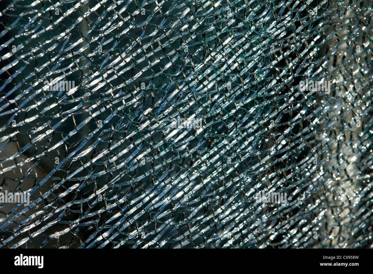 Zerbrochene Fenster aus Sicherheitsglas, Zerbrochenes Sicherheitsglas Stockfoto