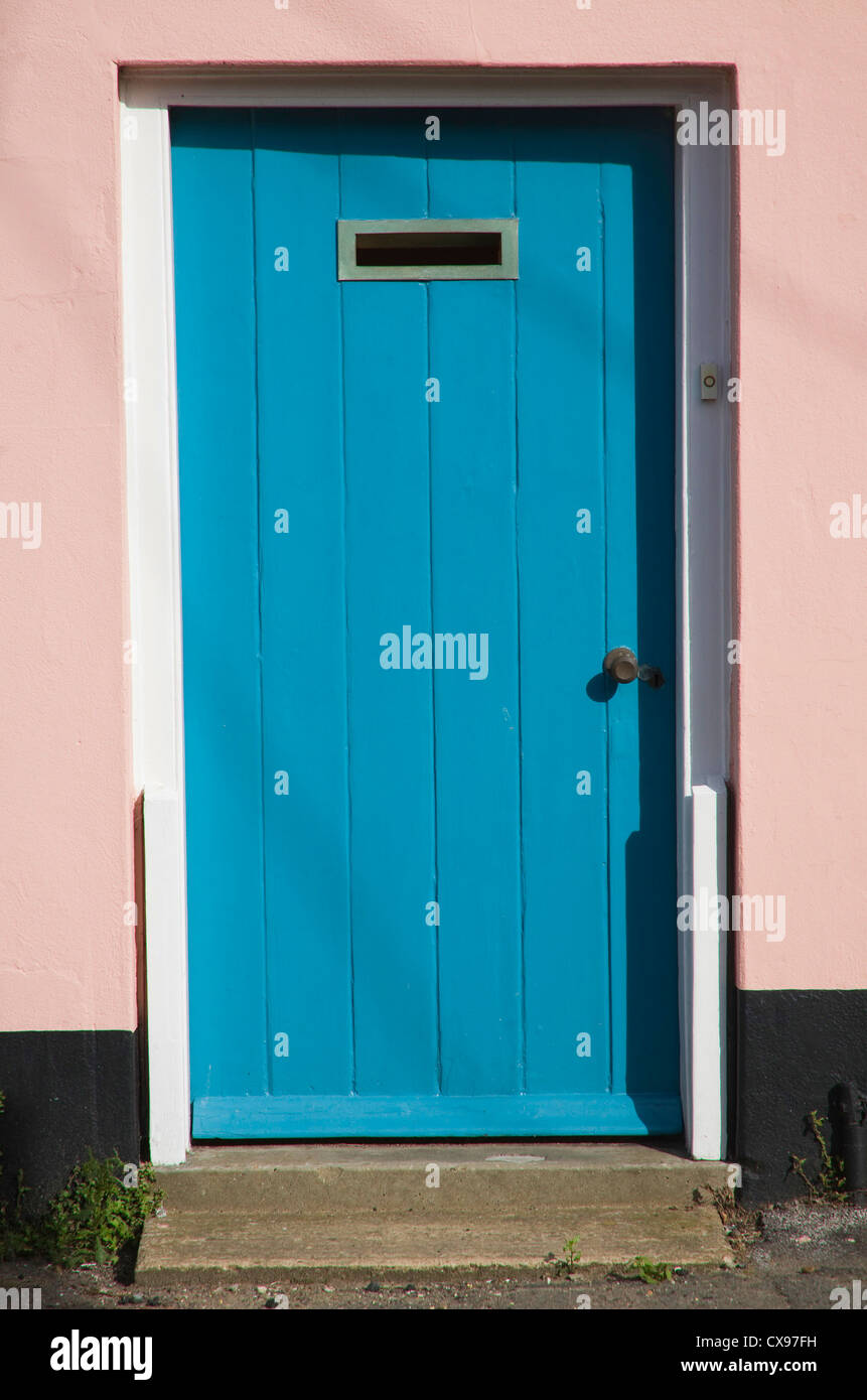 Blaue Tür Rosa Surround Schritt hohe Briefkasten Stockfoto