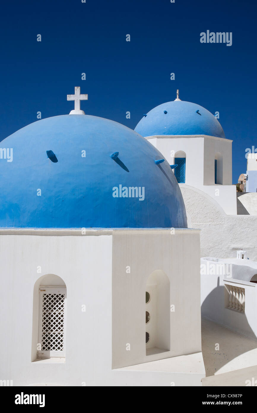 Blauen Kirchenkuppeln auf Santorini Stockfoto