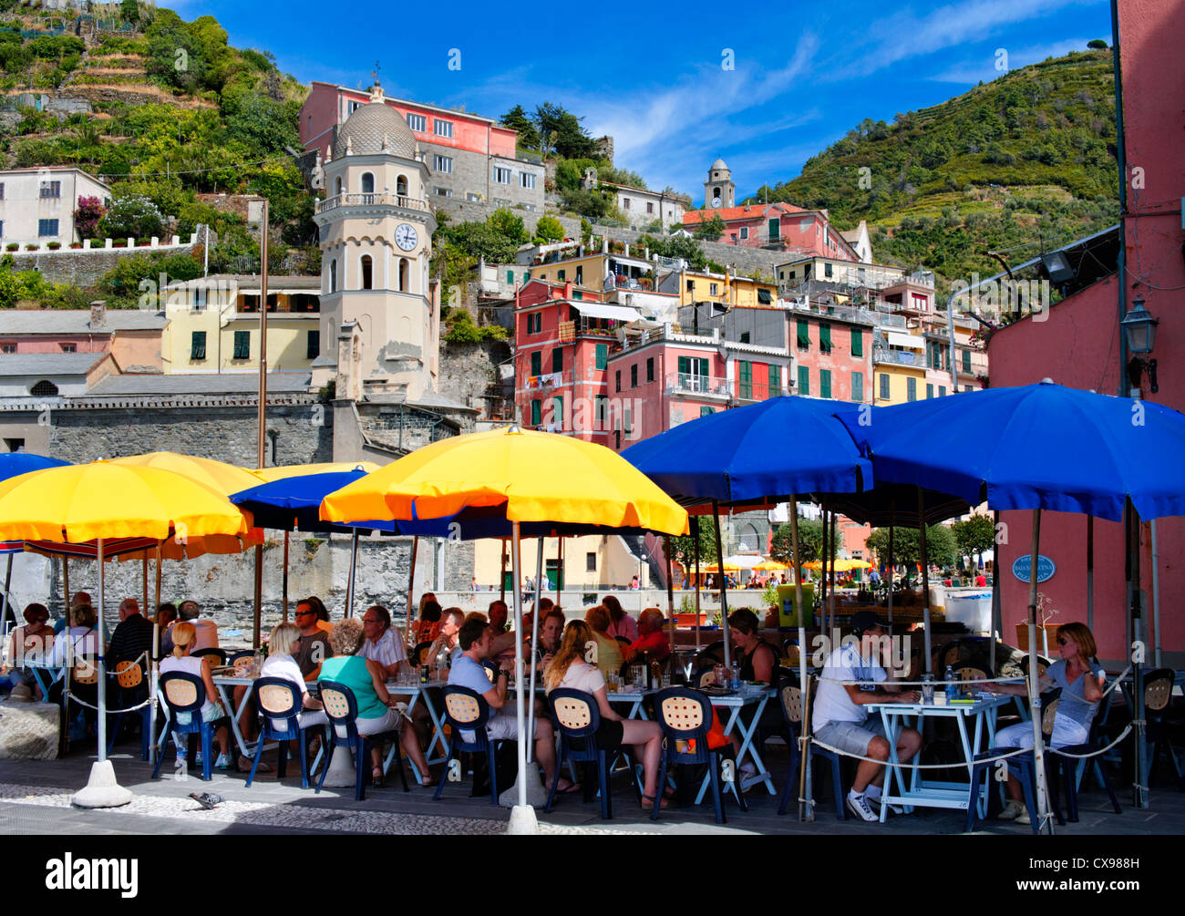 Belebten bunten Restaurant in der hübschen Badeort von Vernazza, Ligurien, Cinque Terre, Italien Stockfoto