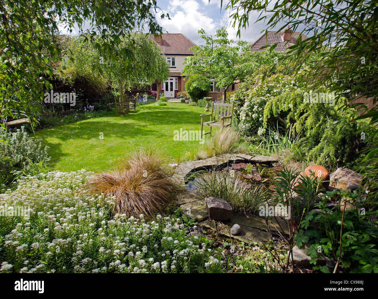 englische 30er Jahre Haus Garten hinter dem Haus Stockfoto