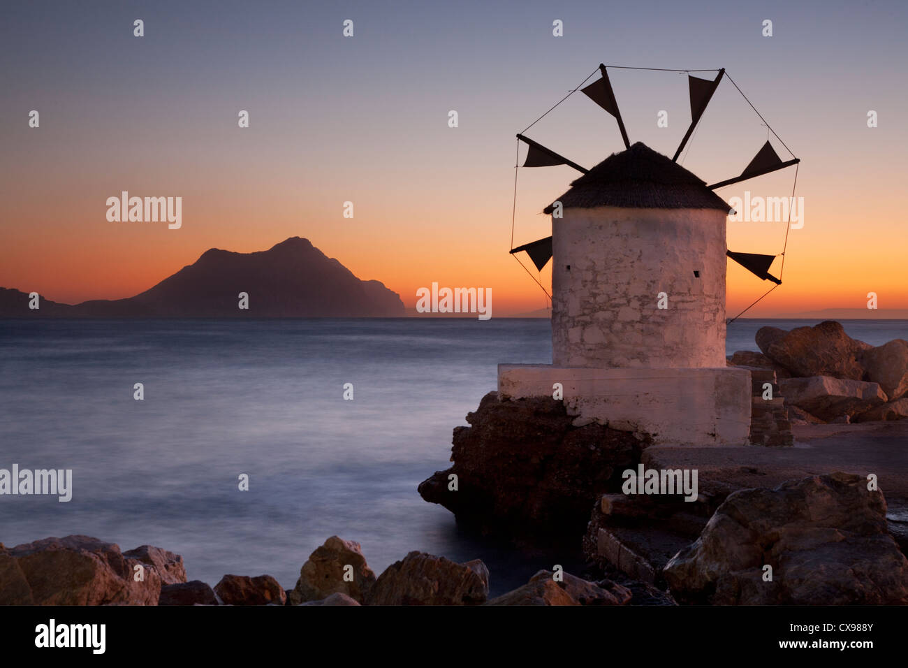 Windmühle am Hafen von Aigiali Amorgos Insel in Griechenland Stockfoto