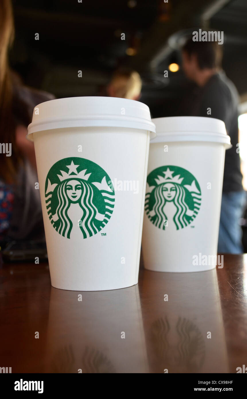 2 Starbucks Kaffee trinken in Becher zum mitnehmen Stockfotografie - Alamy