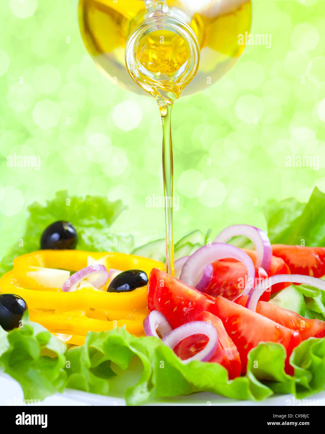 Gesunde Lebensweise. Frischer Salat mit Öl. Essen-Stilleben. Stockfoto
