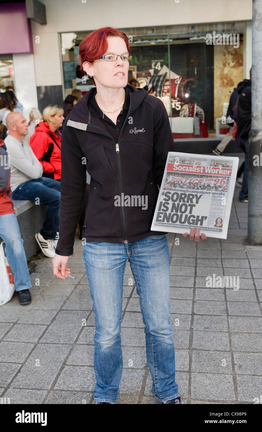 Frau verkaufen The Socialist Worker Hillsborough Schlagzeile Gerechtigkeit für 96 Liverpool 1 Shopping Precinct England Stockfoto