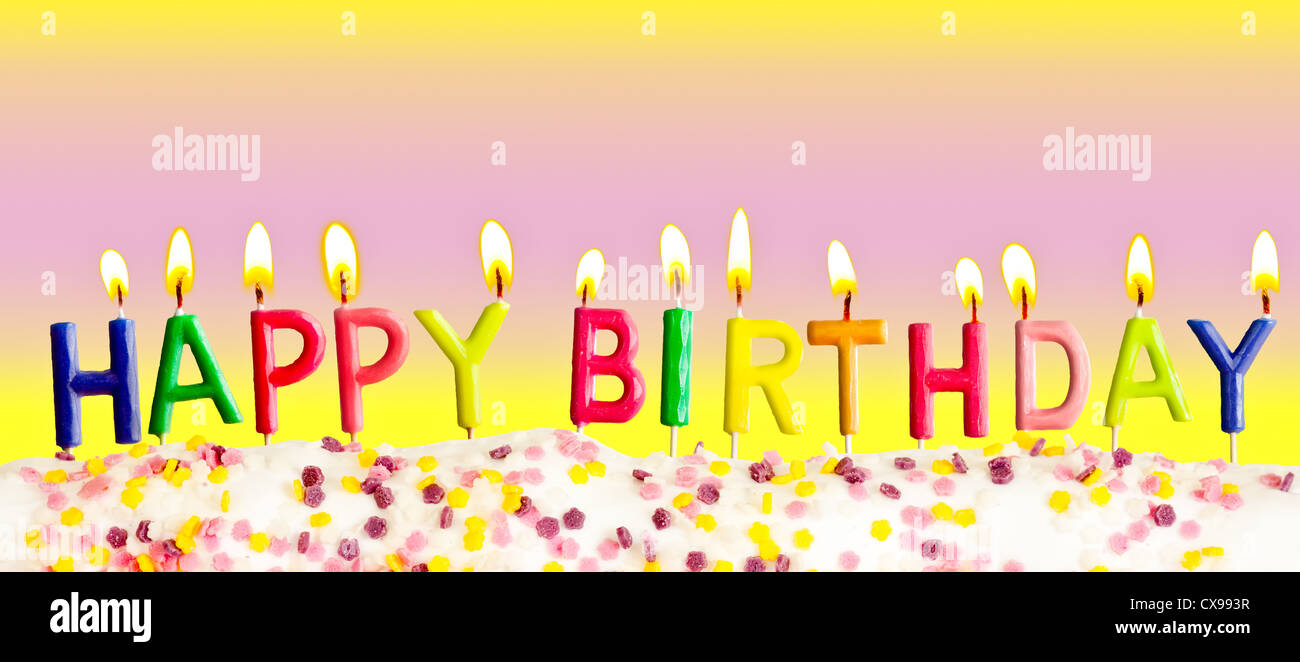 Alles Gute zum Geburtstag, beleuchtete Kerzen auf farbigen Hintergrund Stockfoto