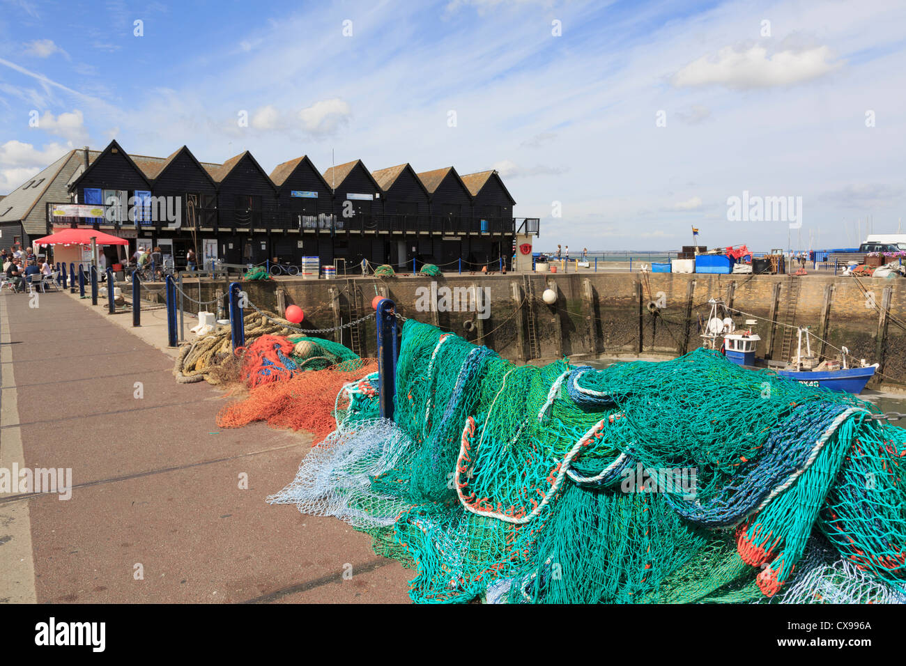 Whitstable Hafen-Szene mit bunten Fischen Netze und traditionellen Auster wirft auf North Kent Küste in Whitstable Kent England UK Großbritannien Stockfoto