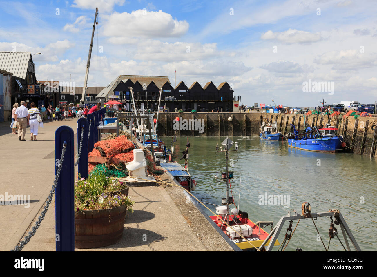 Whitstable Hafen Szene in kleinen Fischerhafen an der Küste von Kent und Themsemündung. Whitstable, Kent, England, UK, Großbritannien Stockfoto