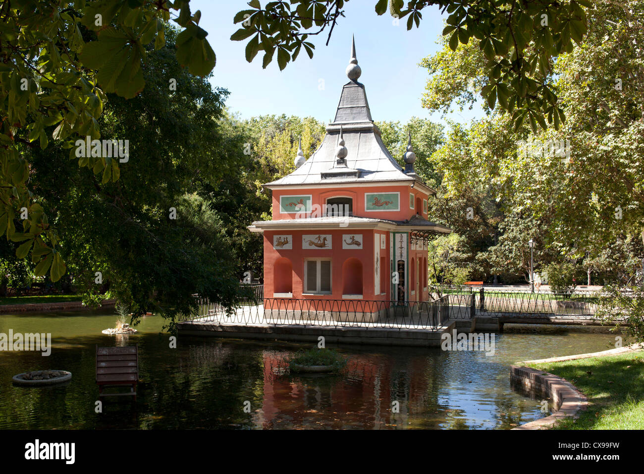 Die romantische Casita de Pescado im Parque del Retiro, Madrid. Fernando VII Stockfoto