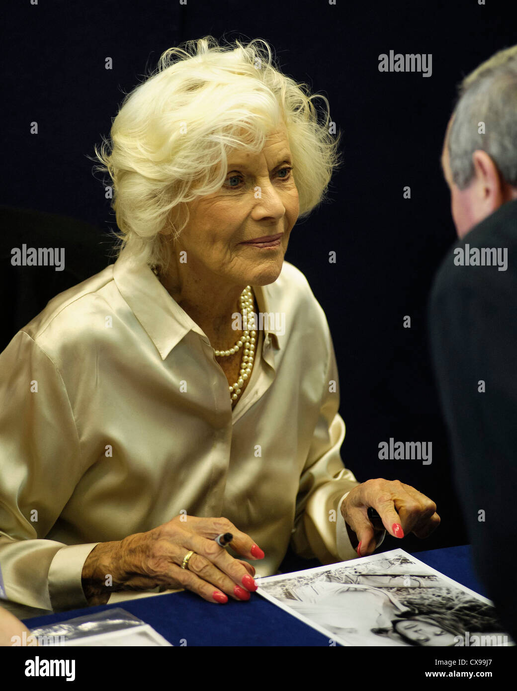 Goldfinger "" Bondgirl Honor Blackman besucht eine Hommage an den James-Bond-Film "Goldfinger". am 22.09.2012 in der Central Hall, London. Personen im Bild:. Skyfall erscheint im Oktober 2012 markiert das 50. Jahr der James-Bond-Filmen. . Bild von Julie Edwards Stockfoto