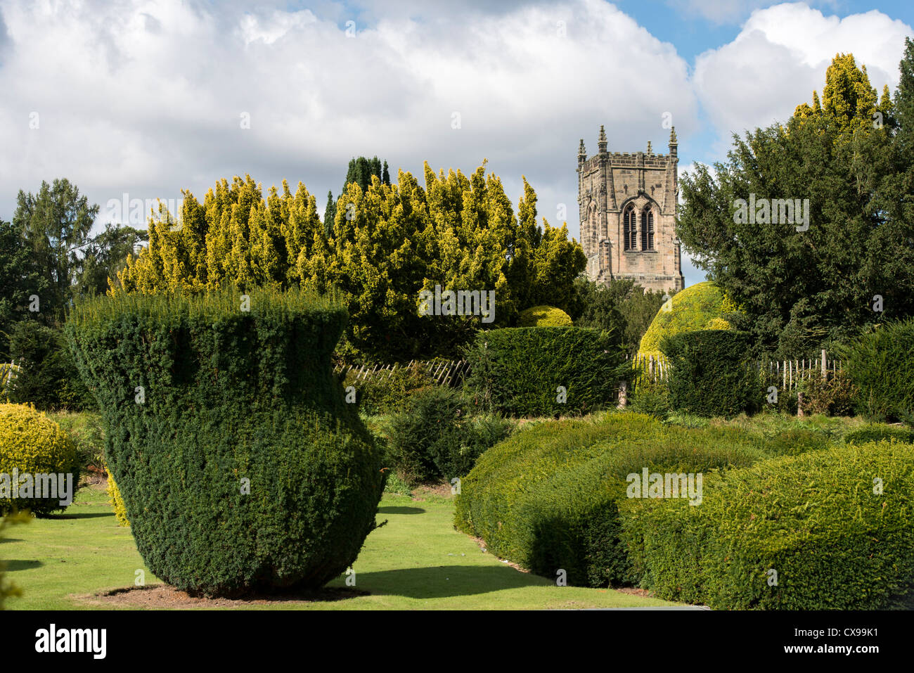 Elvaston Kirche auf dem Gelände des Elvaston Castle aus dem topiary Garten aus gesehen Stockfoto