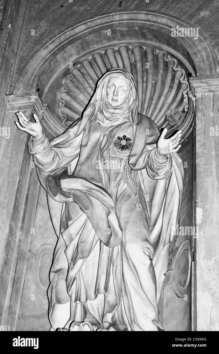 Architekturdetail des religiösen Symbols im Inneren der Basilika San Pietro (San Pietro) im Vatikan Stockfoto