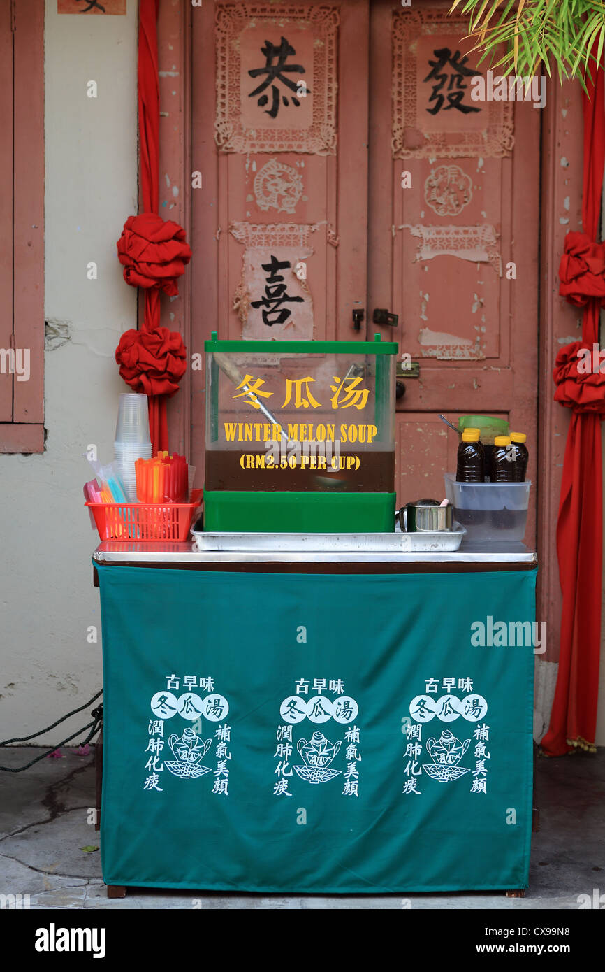 Reich verzierte chinesische Erbe Residenz Verkauf Wintermelone Suppe während dem Wochenendmarkt in Chinatown, Melaka. Stockfoto