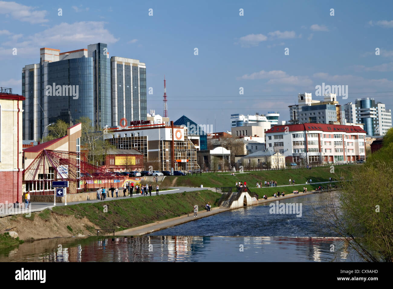 Wehr (dam) am Fluss isset. Jekaterinburg. Sehenswürdigkeiten der Stadt. Blick auf die Stadt. Sommer. Russland. Stockfoto