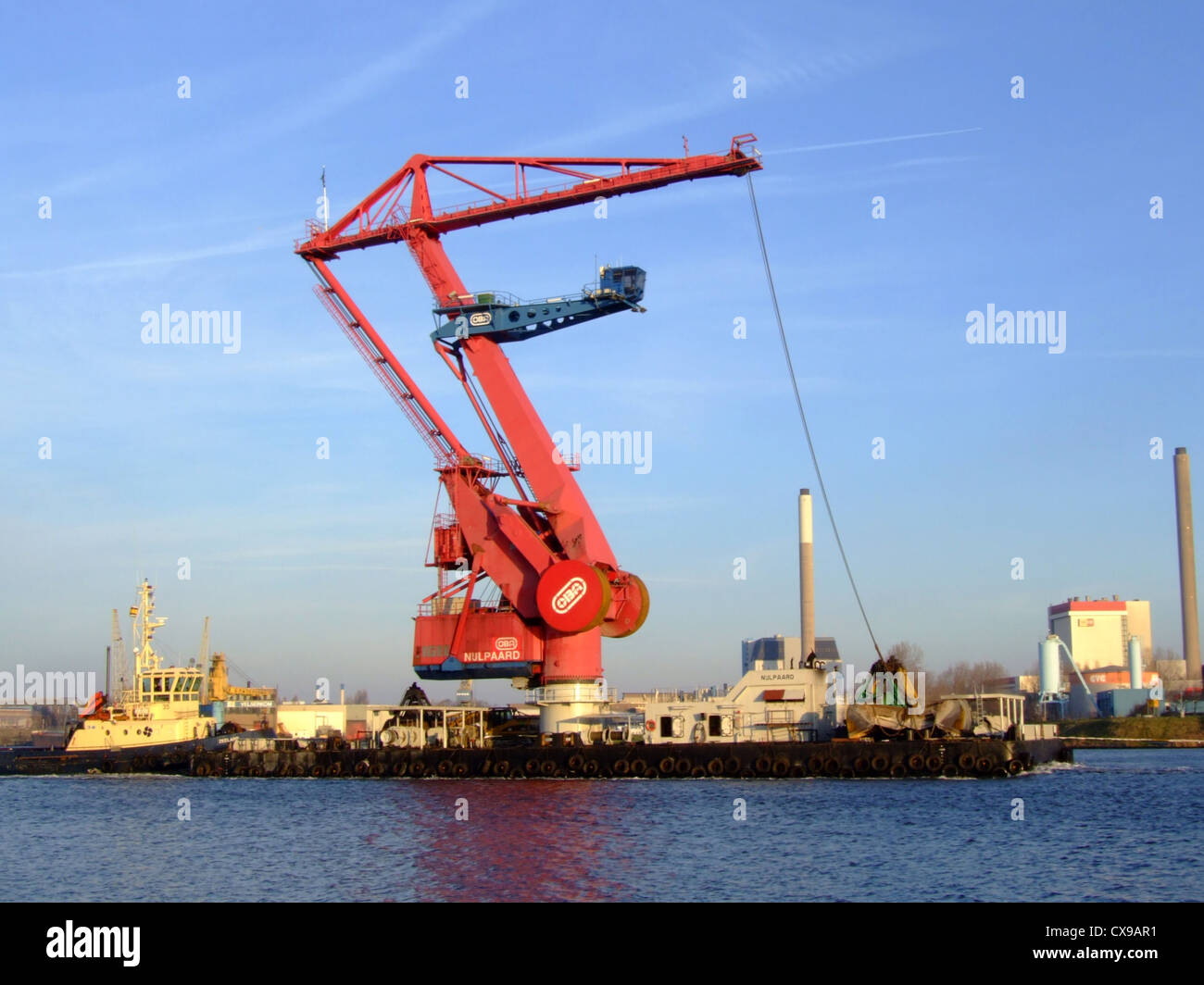 Kran Schiff Nijlpaard von Svitzer Buffel gezogen und geschoben von Zeeland, Hafen von Amsterdam, Stockfoto
