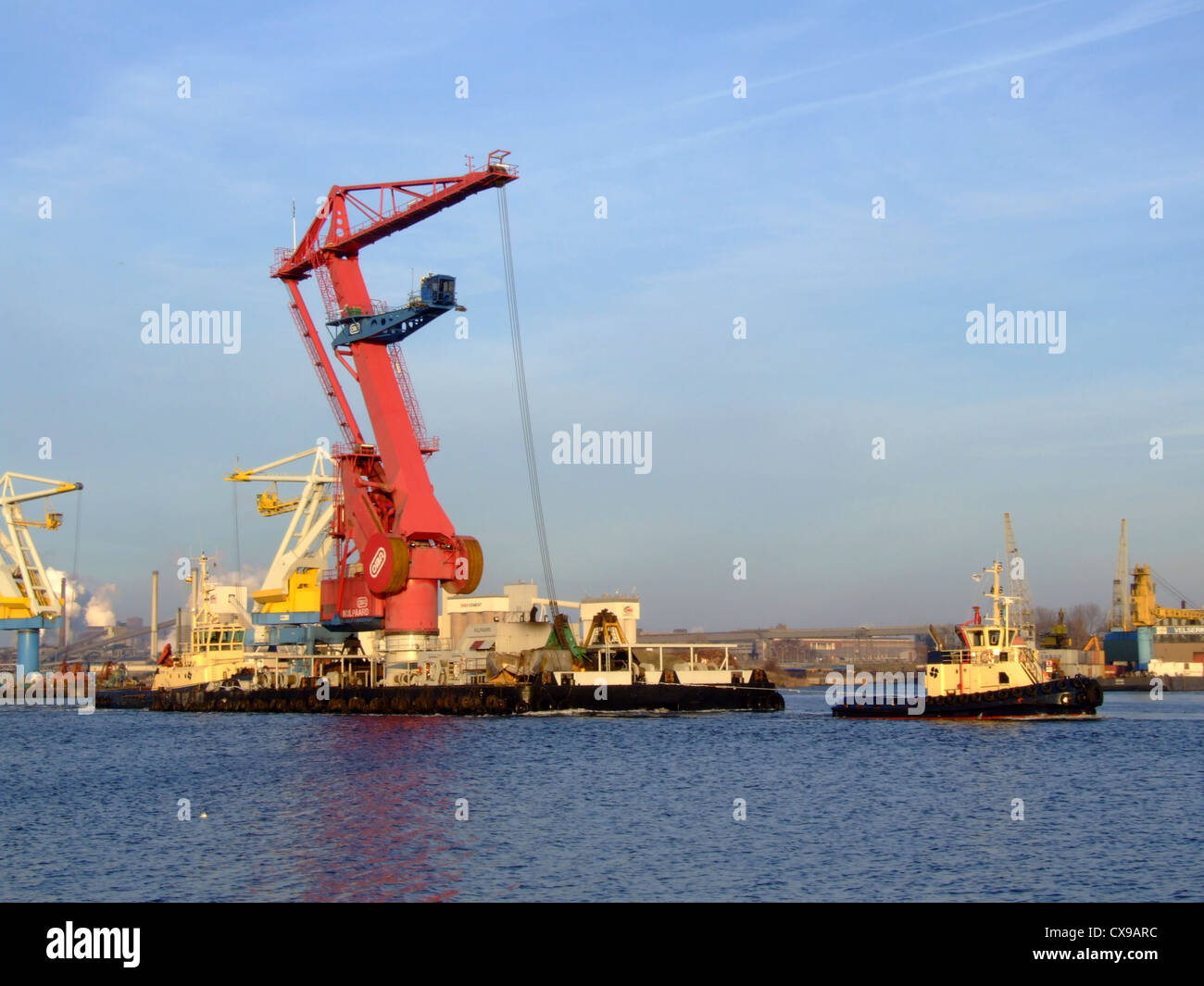 Kran Schiff Nijlpaard von Svitzer Buffel gezogen und geschoben von Zeeland, Hafen von Amsterdam, Stockfoto
