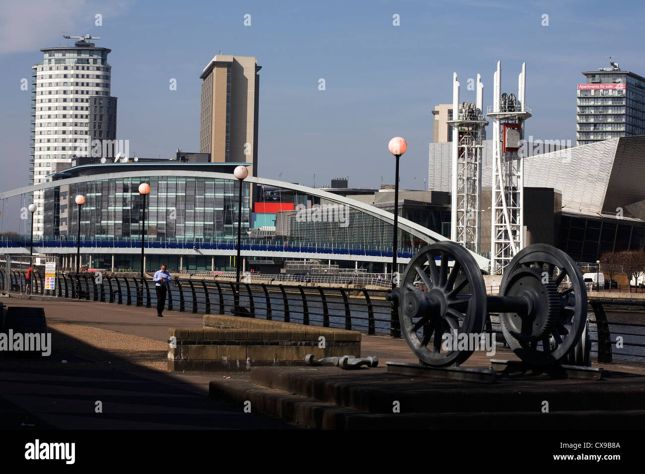 Die Lowry-Steg-Hängebrücke über den Manchester Ship Canal zwischen dem Lowry Centre und Quay West Salford Quays Stockfoto