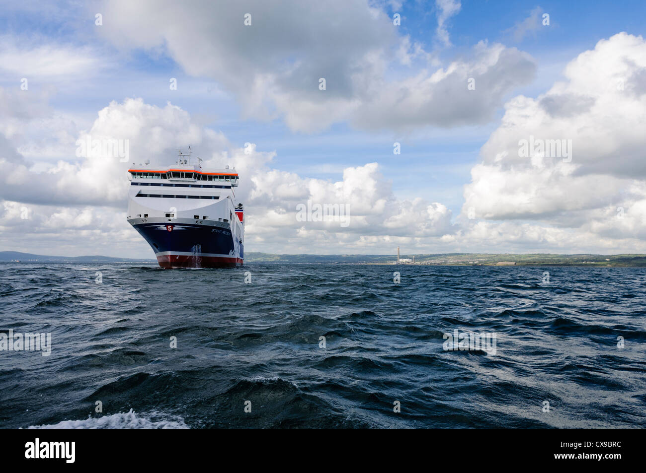 Stena Präzision (ehemals Seatruck Genauigkeit) auf hoher See in Belfast Lough vor Inbetriebnahme auf der Belfast Heysham route Stockfoto